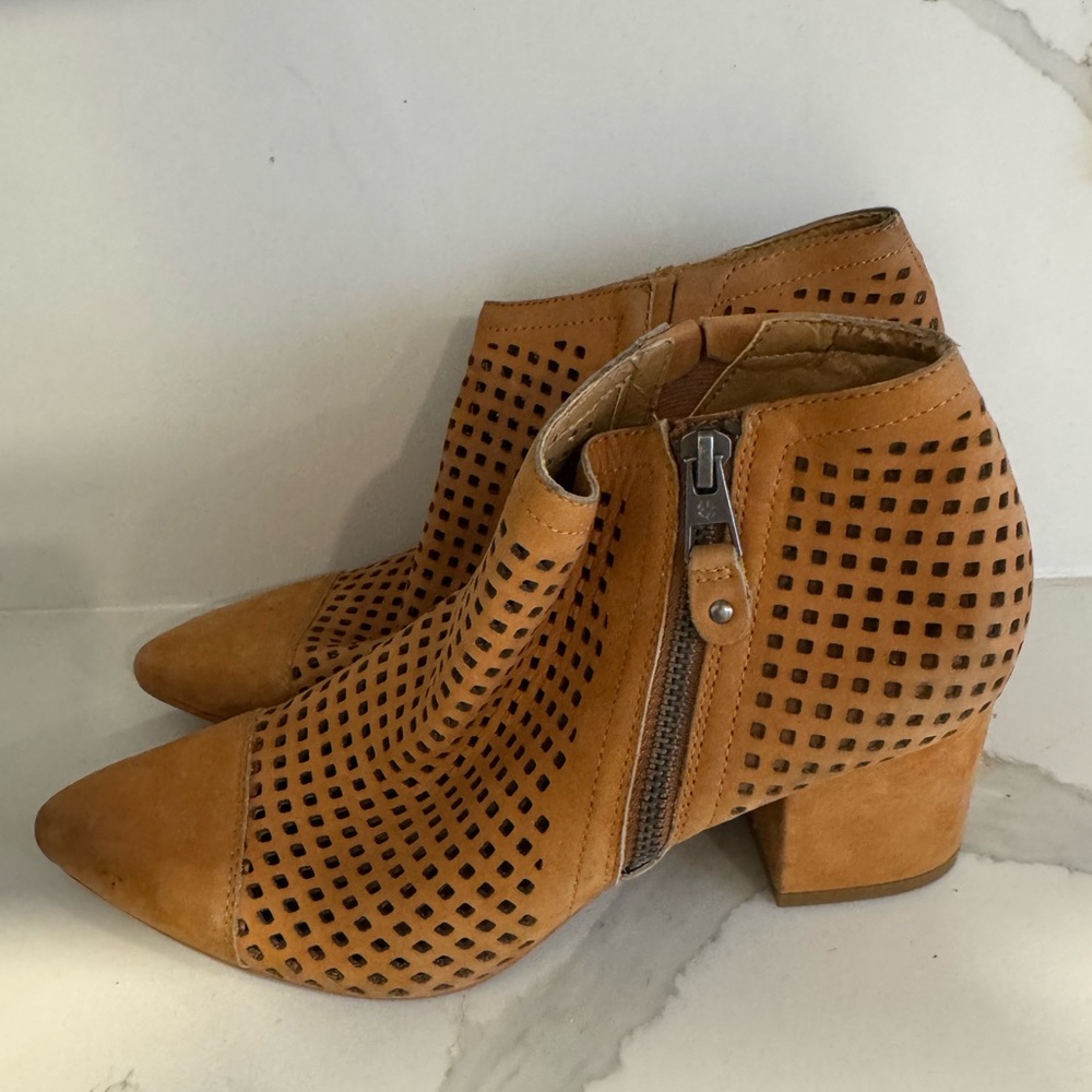 Lucky Brand Leather Jakelyn ankle bootie tan cafe perforated party boho moto 8